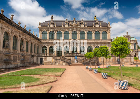 Le Mathematisch Physikalischer Coiffure, Cabinet Royal d'instruments mathématiques et physiques dans le Zwinger de Dresde, Allemagne est un musée historique de Cloc Banque D'Images