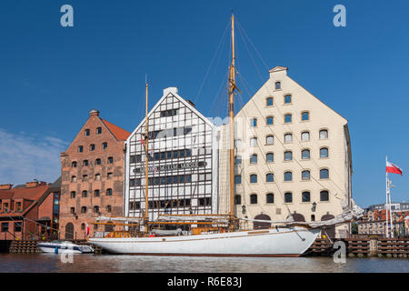 Vue sur la rivière Motlawa vers bâtiments comprenant le Musée National Maritime sur l'Île Olowianka à Gdansk, Pologne Banque D'Images