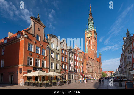 L'Hôtel de ville situé sur la rue Dluga (Long Lane) dans la vieille ville de Gdansk, Pologne Banque D'Images