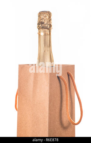Bouteille de champagne dans du papier craft. Isolated on white Banque D'Images