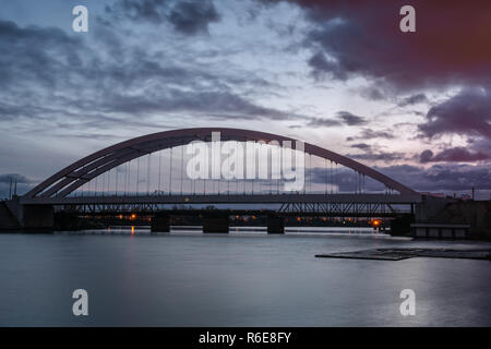 Pont ferroviaire sur Martwa Wisla river au crépuscule à Gdansk. Pologne L'Europe. Banque D'Images
