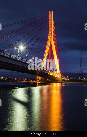 Câble lumineux séjour pont sur Martwa Wisla river la nuit à Gdansk. Pologne Europe Banque D'Images