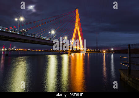 Câble lumineux séjour pont sur Martwa Wisla river la nuit à Gdansk. Pologne Europe Banque D'Images