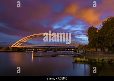 Pont ferroviaire sur la rivière Martwa Wisla la nuit à Gdansk. Pologne L'Europe. Banque D'Images