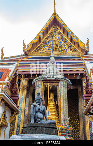 Temple bouddhiste richement décorées Banque D'Images