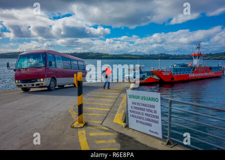 Chiloé, Chili, septembre, 27, 2018 : vue extérieure de ferry en attente d'embarquement des voitures situé dans l'île Lemuy, Chiloe Chili Banque D'Images