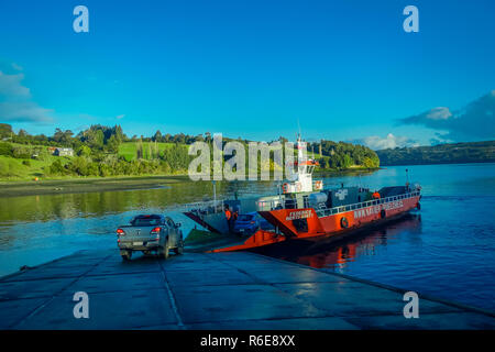 Chiloé, Chili, septembre, 27, 2018 : vue extérieure de ferry en attente d'embarquement des voitures situé dans l'île Lemuy, Chiloe Chili Banque D'Images