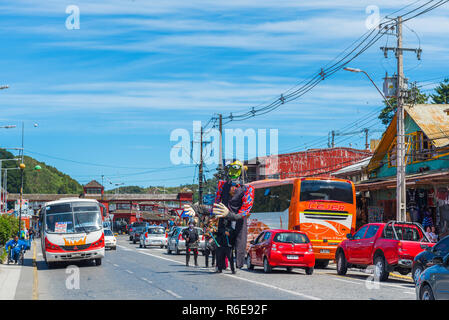 PUERTO MONTT, CHILI - 12 janvier 2018 : Vue de la rue de la ville et des transports. L'espace de copie pour le texte Banque D'Images