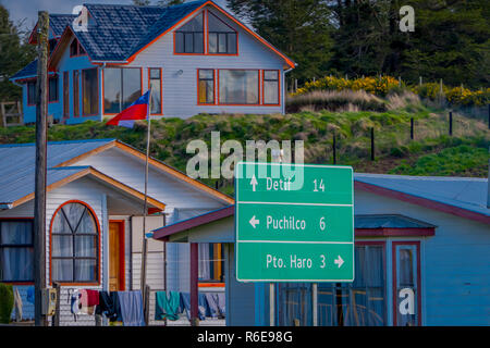 Chiloé, Chili - 27 septembre, 2018 : Piscine en plein air avec quelques signe informatif métallique des bâtiments en bois derrière sur l'île de Chiloé Banque D'Images