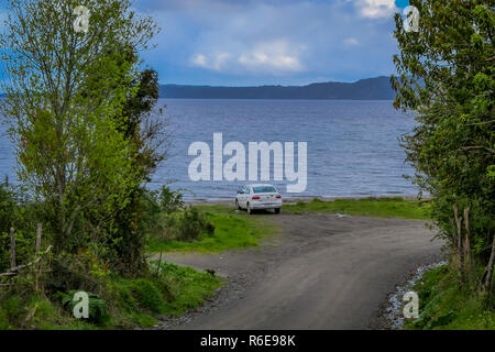 Chiloé, Chili - 27 septembre, 2018 : vue extérieure de la petite voiture blanche dans la rive du lac au bord du lac dans la région de Chiloé, Chili Banque D'Images