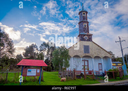 Chiloé, Chili - 27 septembre, 2018 : Superbe vue de soleil, église en bois de Notre Dame de Patrocinio sur Ile de Chiloé Banque D'Images