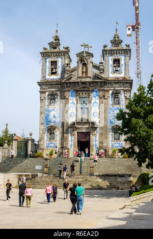 Porto, Portugal - 16 septembre 2018 : les pèlerins et les touristes de visiter l'église de Santo Ildefonso, qui est situé sur la Praça da Batalha, paroisse de Sant Banque D'Images