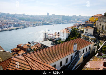 Porto, Portugal - 16 septembre 2018 : Sur les rives du fleuve Douro la belle ville de Porto et sur l'autre rive le magificent ville Vila Nova Banque D'Images