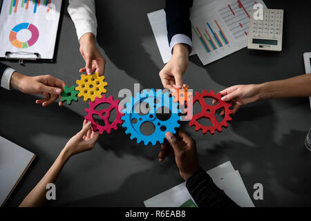 L'équipe Business connect morceaux de pignons. Le travail d'équipe, de partenariat et de concept d'intégration Banque D'Images