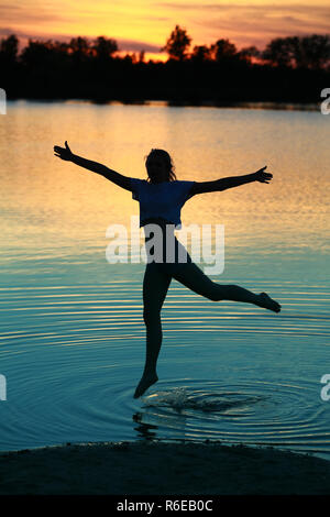 Les adolescents heureux sur l'eau Banque D'Images