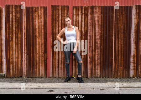 Young beautiful teenage Girl standing tout en se posant à l'ancienne r Banque D'Images