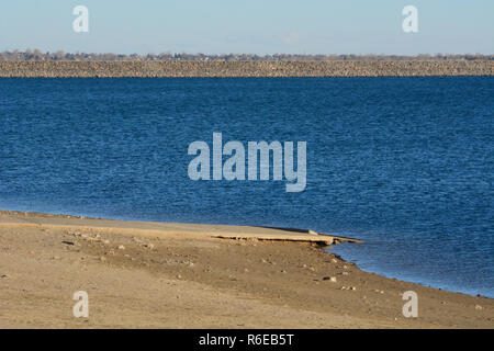 Colorado vide du réservoir d'eau Lac paysage avec de faibles niveaux d'eau et station d'hiver pour fermeture de recreation area Banque D'Images