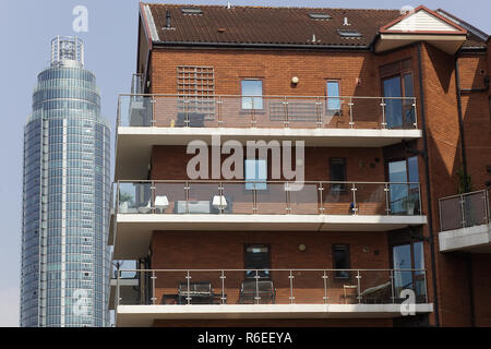 Appartements en brique rouge le long de la Tamise Londres Banque D'Images