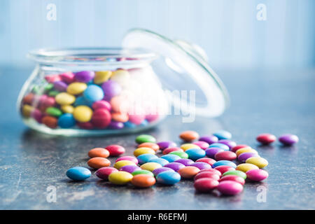 Bonbons au chocolat colorés dans le bocal. Banque D'Images