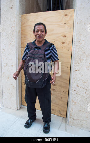 Gai, heureux homme mexicain sur les rues du centre-ville de Mérida. Banque D'Images