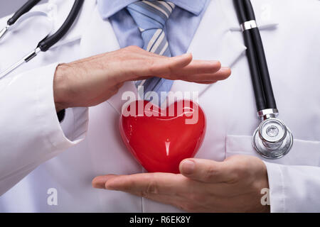 La protection en forme de coeur rouge Médecin Banque D'Images