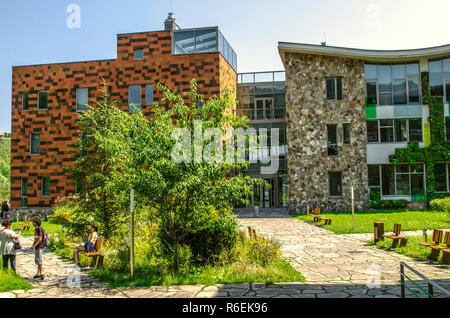 Dilijan,Arménie,Août 24,2018:Vue du jardin à la corridor vitré reliant les bâtiments administratifs et éducatifs de l'internation Banque D'Images