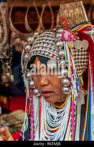 Tribeswoman Akha en costume traditionnel et portant une coiffe ornée, Chiang Mai, Thaïlande Banque D'Images