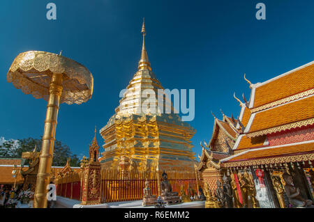 Grand Chedi et parapluie au Wat Phra That Doi Suthep dans la capitale de Chiang Mai dans la province de Chiang Mai Thaïlande Banque D'Images