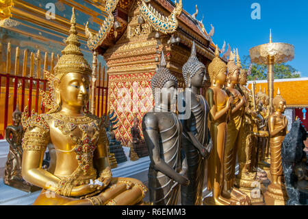 Ligne de Bouddhas au Wat Phrathat Doi Suthep Chiang Mai Thaïlande Banque D'Images