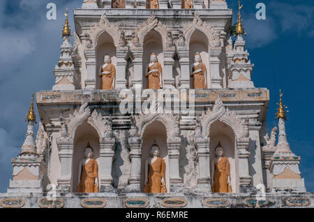 Statues de Bouddha en Chedi ou Pagode, Wat Chedi Liam, restauré Wiang Kum Kam Settlement, Chiang Mai, Thaïlande Banque D'Images