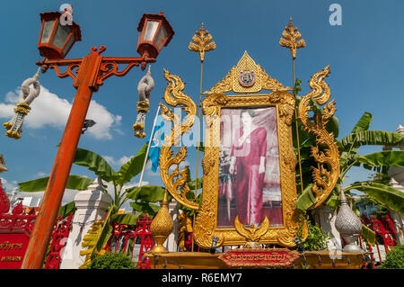Portrait de la Reine Mère de la Thaïlande (Sirikit Kitiyakara), au Temple de Bouddha d'or ou le Wat Traimit, Bangkok, Thaïlande Banque D'Images