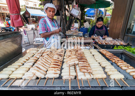 Brochettes de bananes grillées à un blocage de rue à Bangkok, Thaïlande Banque D'Images