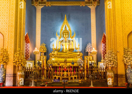 Le célèbre Golden Buddha image dans Wat Benchamabophit (Temple de marbre) à Bangkok, Thaïlande Banque D'Images