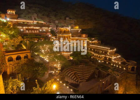 Le Neemrana Fort Palace Hotel dispose d'un palais médiéval entièrement restauré en Inde, Rajasthan Banque D'Images