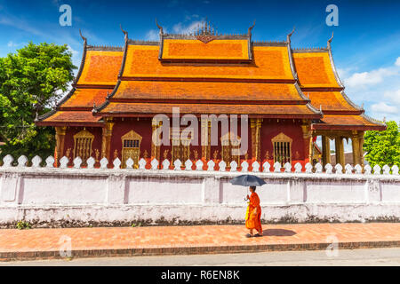 Un moine bouddhiste promenades par le temple Wat Sen à Luang Prabang, Laos Banque D'Images