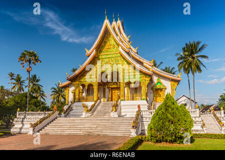 Vue horizontale de la chapelle ou Haw Pha Bang à Luang Prabang sur une journée ensoleillée, au Laos Banque D'Images