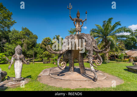 Statue de l'éléphant et dirigé trois divinité guerrière, Xieng Khuan Buddha Park, Vientiane, Laos Banque D'Images