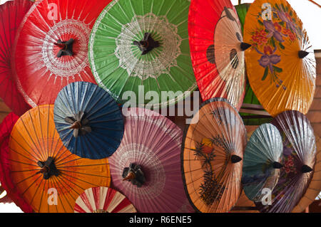 Colorfuls Thai parasols pour vendre à un organisme-cadre Factory, Chiang Mai, Thaïlande Banque D'Images