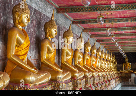 Statues de Bouddha en or le Wat Suthat, Temple, Bangkok, Thailande, Asie Banque D'Images