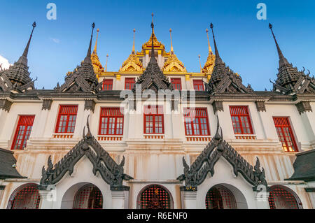 Temple Wat Ratchanatdaram (métal) à Bangkok, Thaïlande Banque D'Images