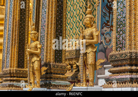 Monstre mythique Statue gardant les Phra Mondop Bâtiment Bibliothèque sur le terrain du Grand Palace Bangkok Thaïlande Banque D'Images