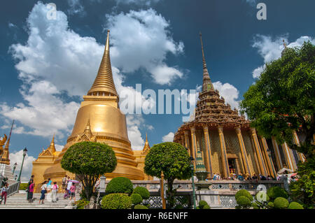 Panthenon royale appelée Prasat Phra Thap bidon, derrière un Phra Si Rattana chedi doré, Grand Palace, Bangkok, Thaïlande Banque D'Images