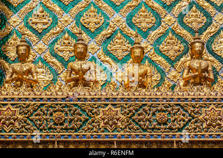 Incrusté de mosaïque mur de la phra Mondop Bâtiment Bibliothèque sur le terrain du Grand Palace Bangkok Thaïlande Banque D'Images