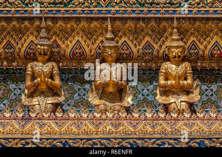 Incrusté de mosaïque mur de la phra Mondop Bâtiment Bibliothèque sur le terrain du Grand Palace Bangkok Thaïlande Banque D'Images