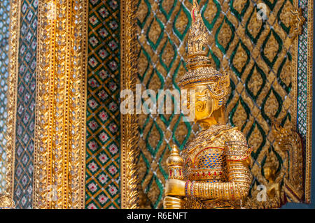Monstre mythique Statue gardant les Phra Mondop Bâtiment Bibliothèque sur le terrain du Grand Palace Bangkok Thaïlande Banque D'Images