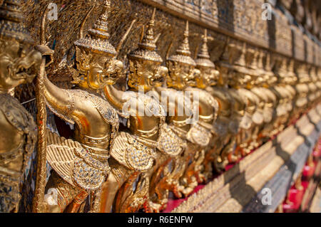 Garudas Nagas et des décorations de l'Ubosoth, Wat Phra Kaew Temple, Grand Palace, Bangkok, Thaïlande Banque D'Images