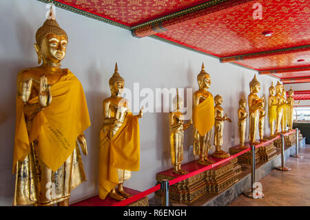 Rangée de statues de Bouddha Doré, le Wat Pho ou Wat Phra Chetuphon, Bangkok, Thailande, Asie Banque D'Images