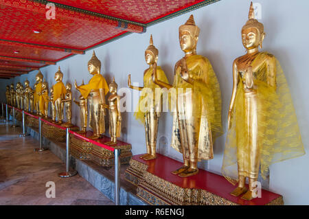 Rangée de statues de Bouddha Doré, le Wat Pho ou Wat Phra Chetuphon, Bangkok, Thailande, Asie Banque D'Images