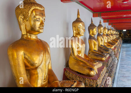 Rangée de statues de Bouddha Doré, le Wat Pho ou Wat Phra Chetuphon, Bangkok, Thailande, Asie Banque D'Images