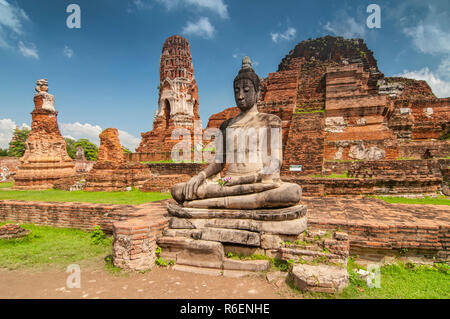 Statue de Bouddha au Temple Bouddhiste Wat Mahathat ruines, Ayutthaya, Thaïlande Banque D'Images